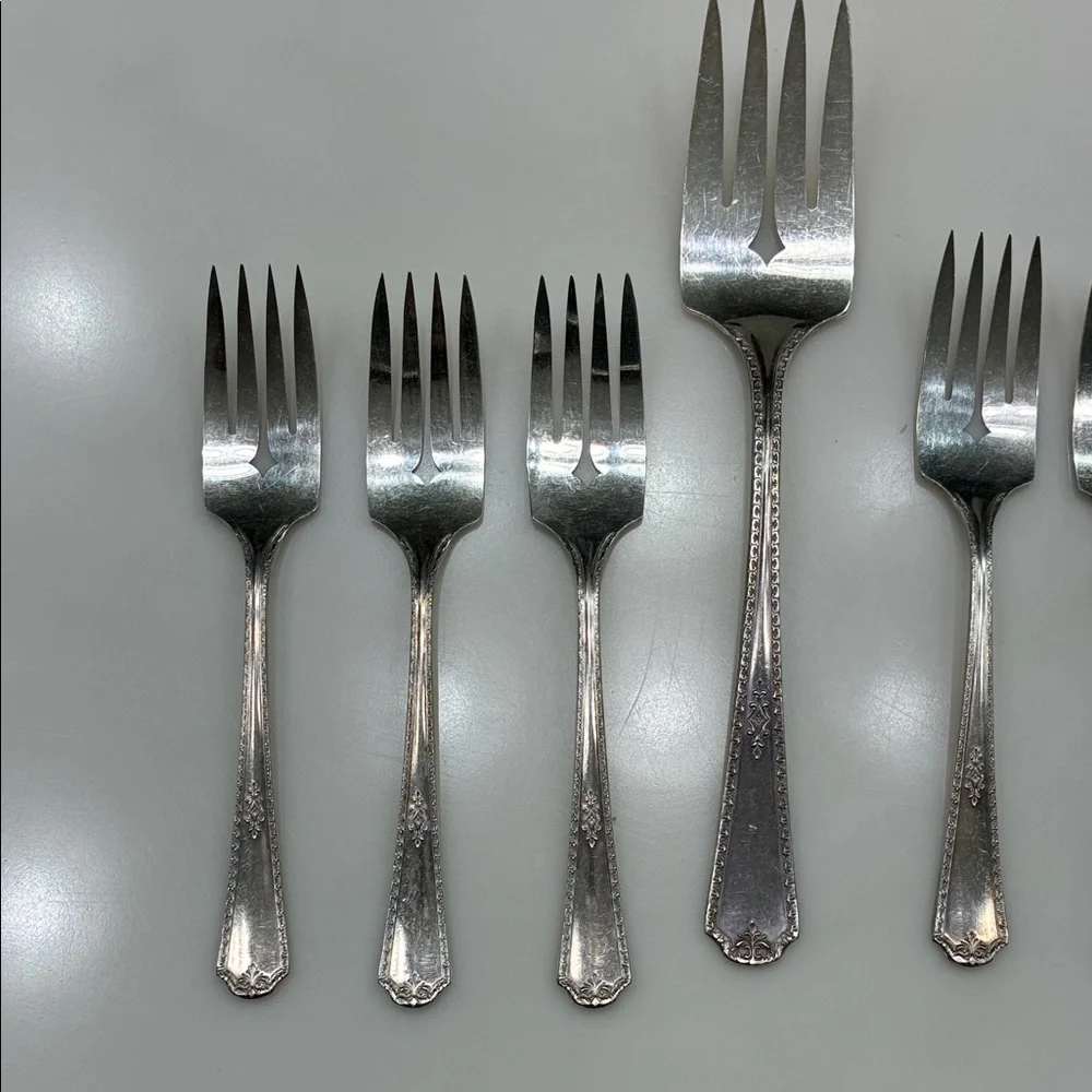 SUPERIOR WILCOX SILVER PLATE MEAT FORK AND 6 SALAD FORKS VINTAGE